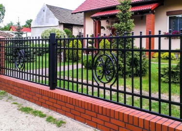 Ныне никого не удивляют кованые заборы у обычных домов &ndash; с развитием технологий стали доступнее эти (в прошлом) предметы роскоши. Но и сейчас...