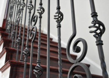 История создания кованых изделий насчитывает много веков. Научившись ковать инструменты и оружие, кузнецы постепенно ...