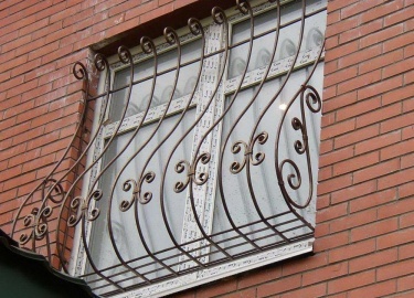 Прочность, исключительная долговечность и функциональность, которыми в полной мере обладают&nbsp;кованые решетки, замечательным образом сочетаются ...