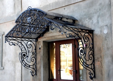 Кованые козырьки, как и любые другие козырьки, выполняет практическую функцию, защищая вход в Ваше здание от природных явлений, повышая тем самым у...